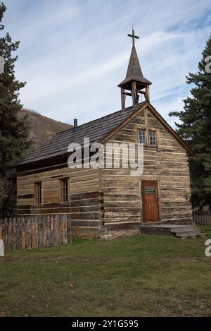 Die St. Charles Mission im Dunvegan Provinciial Park in Alberta in Kanada ist eine historische Stätte mit einem alten Missionar. Stockfoto