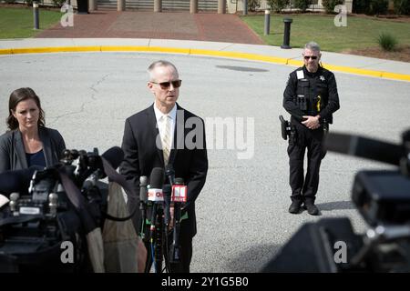 Wickler, Georgia, USA. September 2024. Barrow County District Attorney Brad Smith spricht mit Reportern nach ersten Gerichtsterminen von Colt Gray und seinem Vater Colin Gray. (Kreditbild: © Robin Rayne/ZUMA Press Wire) NUR REDAKTIONELLE VERWENDUNG! Nicht für kommerzielle ZWECKE! Stockfoto