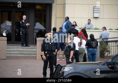 Wickler, Georgia, USA. September 2024. Starke Polizeipräsenz vor Barrow County Ga Am Freitag vor dem ersten Auftritt für den Teenager-Schützen Colt Gray und Vater Colin Gray. (Kreditbild: © Robin Rayne/ZUMA Press Wire) NUR REDAKTIONELLE VERWENDUNG! Nicht für kommerzielle ZWECKE! Stockfoto