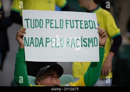 Curitiba, Parana, Brasilien. September 2024. Curitiba (PR), 06/2024 - QUALIFIKATION/BRASILIEN VS ECUADOR - brasilianische Fans beim Spiel zwischen Brasilien und Ecuador, gültig für die 7. Runde der Qualifikation zur Weltmeisterschaft 2026, am Freitag, den 6. September 2024, im großen Antonio Couto Pereira Stadion in Curitiba-PR. (Kreditbild: © Ronaldo Barreto/TheNEWS2 via ZUMA Press Wire) NUR REDAKTIONELLE VERWENDUNG! Nicht für kommerzielle ZWECKE! Stockfoto