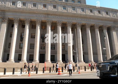 New York, Usa. September 2024. Die Leute laufen vor dem Thurgood Marshall United States Courthousein in der Innenstadt von Manhattan, New York City. Quelle: SOPA Images Limited/Alamy Live News Stockfoto