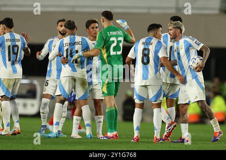 Der argentinische Torhüter Emiliano Martinez (C) feiert mit seinen Teamkollegen, nachdem er am 5. September 2024 im südamerikanischen Qualifikationsspiel zwischen Argentinien und Chile zur FIFA-Weltmeisterschaft 2026 im Monumental-Stadion in Buenos Aires mit 3-0 besiegt hat. Quelle: Alejandro Pagni/Alamy Live News Stockfoto