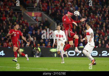 CARDIFF, GROSSBRITANNIEN. September 2024. Der walisische Kieffer Moore führt den Ball während des Gruppenspiels der UEFA Nations League 2025 zwischen Wales und der Türkei am 6. September 2024 im Cardiff City Stadium in Cardiff an. (Bild von John Smith/FAW) Credit: Football Association of Wales/Alamy Live News Stockfoto