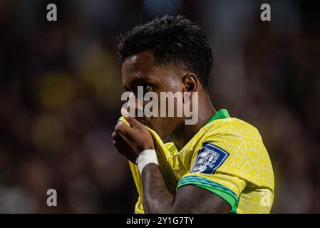 Curitiba, Parana, Brasilien. September 2024. Curitiba (PR), 06/2024 - QUALIFIKATION/BRASILIEN VS ECUADOR - Rodrygo feiert sein Tor im Spiel zwischen Brasilien und Ecuador, gültig für die 7. Runde der WM-Qualifikation 2026, am Abend dieses Freitag, den 6. September 2024, im großen Antonio Couto Pereira Stadion in Curitiba-PR. (Kreditbild: © Ronaldo Barreto/TheNEWS2 via ZUMA Press Wire) NUR REDAKTIONELLE VERWENDUNG! Nicht für kommerzielle ZWECKE! Stockfoto