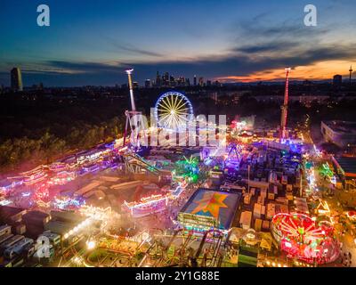 Dippemess 2024 in Frankfurt am Main die Lichter der Dippemess in Frankfurt am Main leuchtet nach Sonnenuntergang. Luftbild mit einer Drohne Frankfurt am Main Eissporthalle Hessen Deutschland *** Dippemess 2024 in Frankfurt am Main die Lichter der Dippemess in Frankfurt am Main leuchten nach Sonnenuntergang Luftaufnahme mit Drohne Frankfurt am Main Eislaufbahn Hessen Deutschland 2024-09-06 ffm dippemess 01 Stockfoto