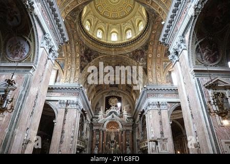 Die Decke und der Hauptaltar in der Kirche Gesu Nuovo (neue Jesus-Kirche) in Neapel Italien Stockfoto