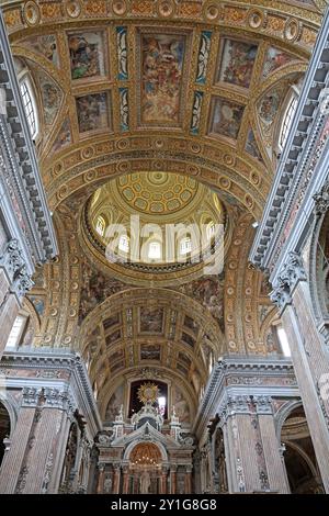 Die Decke und der Hauptaltar in der Kirche Gesu Nuovo (neue Jesus-Kirche) in Neapel Italien Stockfoto