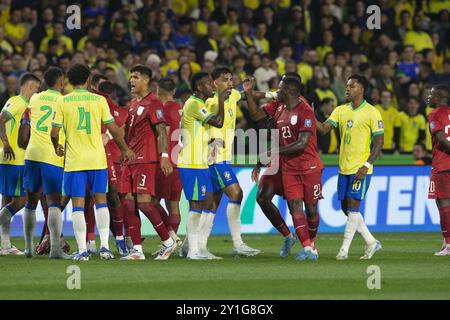 Curitiba, Brasilien. September 2024. PR - CURITIBA - 09/06/2024 - QUALIFIKATION ZUR WELTMEISTERSCHAFT 2026, BRASILIEN x ECUADOR - brasilianischer Spieler streitet mit ecuadorianischem Spieler während des Spiels im Couto Pereira Stadion um die WM-Qualifikation 2026. Foto: Hedeson Alves/AGIF Credit: AGIF/Alamy Live News Stockfoto