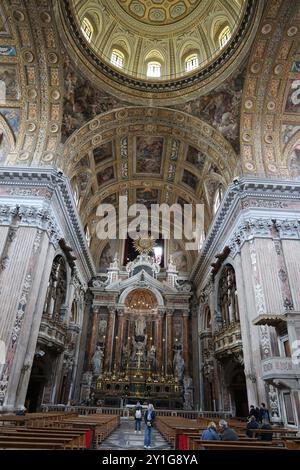 Der Hauptaltar in der Kirche Gesu Nuovo (Kirche des Neuen Jesus) in Neapel Italien Stockfoto