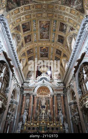 Der Hauptaltar in der Kirche Gesu Nuovo (Kirche des Neuen Jesus) in Neapel Italien Stockfoto