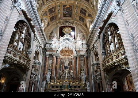 Der Hauptaltar in der Kirche Gesu Nuovo (Kirche des Neuen Jesus) in Neapel Italien Stockfoto