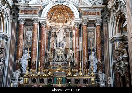 Der Hauptaltar in der Kirche Gesu Nuovo (Kirche des Neuen Jesus) in Neapel Italien Stockfoto