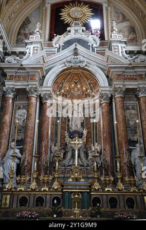 Der Hauptaltar in der Kirche Gesu Nuovo (Kirche des Neuen Jesus) in Neapel Italien Stockfoto