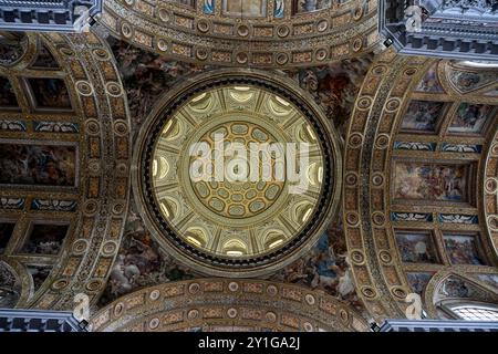 Kuppel in der Kirche Gesu Nuovo (neue Jesus-Kirche) in Neapel Italien Stockfoto