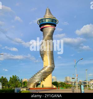 Sokcho, Südkorea - 28. Juli 2024: Ein eindrucksvolles Bild des Sokcho Expo Tower, dessen einzigartiges Spiraldesign unter klarem Himmel glitzert Stockfoto