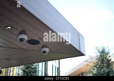 Unter dem Dachüberhang sind Überwachungskameras installiert, um die Sicherheit zu erhöhen Stockfoto