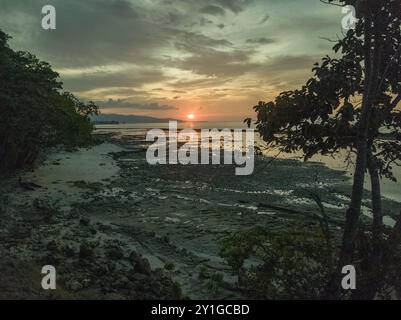 Felsiger Sandstrand aus nächster Nähe. Wunderschöner Blick auf den Strand. Inspiration Horizont tropische Strandlandschaft. Stockfoto