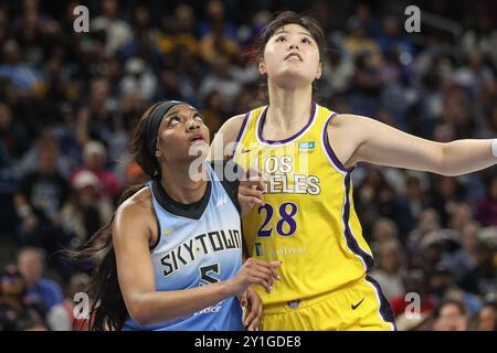 Chicago, USA. September 2024. Chicago, USA, 6. September 2024: Angel Reese (5 Chicago Sky) hält Li Yueru (28 Los Angeles Sparks) während des Spiels zwischen den Chicago Sky und den Los Angeles Sparks am Freitag, den 6. September 2024 in der Wintrust Arena, Chicago, USA. (KEINE KOMMERZIELLE NUTZUNG) (Shaina Benhiyoun/SPP) Guthaben: SPP Sport Pressefoto. /Alamy Live News Stockfoto