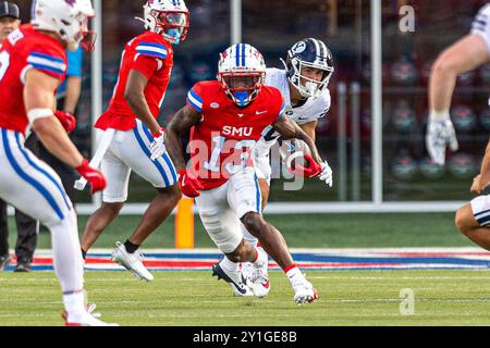 Dallas, Texas, USA. September 2024. Roderick Daniels Jr. (13), der sich im Spiel zwischen den Brigham Young Cougars und SMU Mustangs im Gerald J. Ford Stadium in Dallas, Texas befindet. (Kreditbild: © Dan Wozniak/ZUMA Press Wire) NUR REDAKTIONELLE VERWENDUNG! Nicht für kommerzielle ZWECKE! Stockfoto