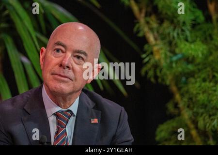 Austin Texas USA, 6. September 2024: Sekretär für Heimatschutz ALEJANDRO MAYORKAS erläutert seine Ansichten zur Einwanderungspolitik während einer Festrede beim 14. Jährlichen Texas Tribune Festival in der Innenstadt von Austin. Das Festival bringt Politiker und einflussreiche Denker aus dem öffentlichen Dienst zusammen, um aktuelle Ereignisse und Politik zu diskutieren. Mayorkas sah sich Anfang des Jahres einer Amtsenthebung im US-Repräsentantenhaus gegenüber, die im Senat scheiterte. Quelle: Bob Daemmrich/Alamy Live News Stockfoto