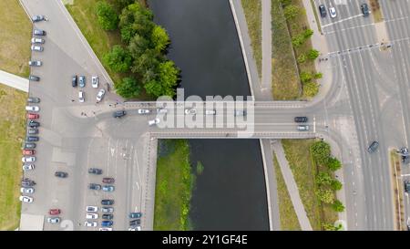 Aus der Vogelperspektive auf einer Brücke während des sonnigen Sommertages Stockfoto