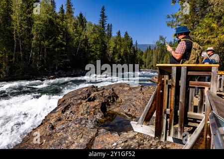 Clearwater, Kanada. 5. September 2024 im Bild: Touristen auf der Suche nach Bailey’s Chute im Wells Gray Provincial Park in der Nähe von Clearwater Stockfoto