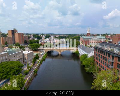 Exchange Street Bridge über Blackstone River und Pawtucket historisches Stadtzentrum aus der Vogelperspektive, Pawtucket, Rhode Island RI, USA. Stockfoto