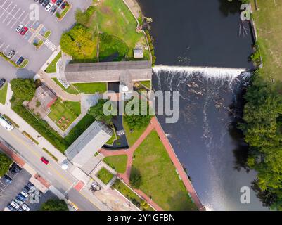 Historisches Wilkinson Mill Gebäude aus der Vogelperspektive in Old Slater Mill National Historic Landmark an der Roosevelt Avenue im Zentrum von Pawtucket, Rhode Island RI, Stockfoto