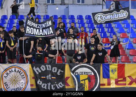 RUMÄNISCHE FANS WÄHREND DER U2-QUALIFIKATIONSSPIELE RUMÄNIEN GEGEN MONTENEGRO U21 SLOWAKEI 2025, TARGOVISTE, RUMÄNIEN 06.09.2024 Stockfoto