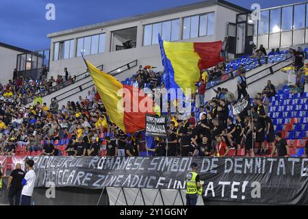 RUMÄNISCHE FANS WÄHREND DER U2-QUALIFIKATIONSSPIELE RUMÄNIEN GEGEN MONTENEGRO U21 SLOWAKEI 2025, TARGOVISTE, RUMÄNIEN 06.09.2024 Stockfoto