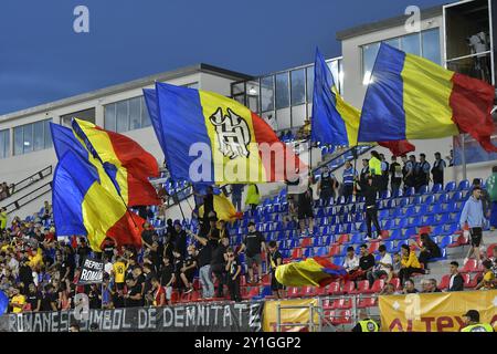 RUMÄNISCHE FANS WÄHREND DER U2-QUALIFIKATIONSSPIELE RUMÄNIEN GEGEN MONTENEGRO U21 SLOWAKEI 2025, TARGOVISTE, RUMÄNIEN 06.09.2024 Stockfoto