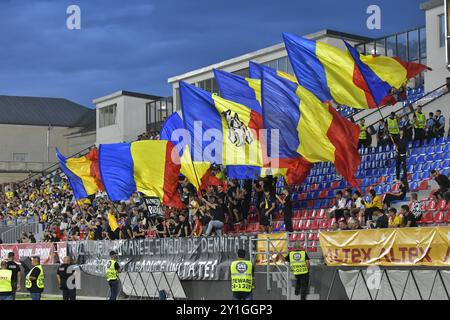 RUMÄNISCHE FANS WÄHREND DER U2-QUALIFIKATIONSSPIELE RUMÄNIEN GEGEN MONTENEGRO U21 SLOWAKEI 2025, TARGOVISTE, RUMÄNIEN 06.09.2024 Stockfoto