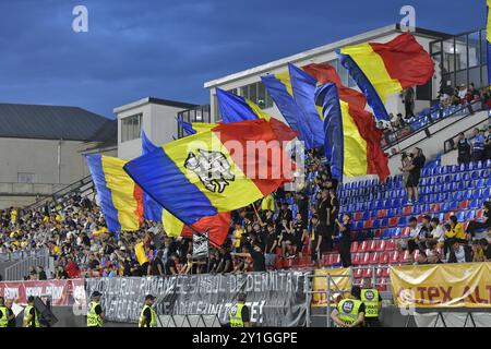 RUMÄNISCHE FANS WÄHREND DER U2-QUALIFIKATIONSSPIELE RUMÄNIEN GEGEN MONTENEGRO U21 SLOWAKEI 2025, TARGOVISTE, RUMÄNIEN 06.09.2024 Stockfoto