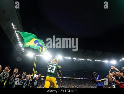 Sao Paulo, Brasilien. September 2024. Jaire Alexander von den Green Bay Packers tritt am 06. September 2024 im Arena Corinthians Stadium in Sao Paulo mit brasilianischer Flagge auf. Foto: Gledston Tavares/DiaEsportivo/Alamy Live News Credit: DiaEsportivo/Alamy Live News Stockfoto