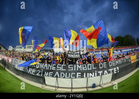 RUMÄNISCHE FANS WÄHREND DER U2-QUALIFIKATIONSSPIELE RUMÄNIEN GEGEN MONTENEGRO U21 SLOWAKEI 2025, TARGOVISTE, RUMÄNIEN 06.09.2024 Stockfoto