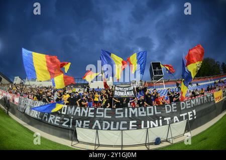 RUMÄNISCHE FANS WÄHREND DER U2-QUALIFIKATIONSSPIELE RUMÄNIEN GEGEN MONTENEGRO U21 SLOWAKEI 2025, TARGOVISTE, RUMÄNIEN 06.09.2024 Stockfoto