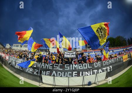 RUMÄNISCHE FANS WÄHREND DER U2-QUALIFIKATIONSSPIELE RUMÄNIEN GEGEN MONTENEGRO U21 SLOWAKEI 2025, TARGOVISTE, RUMÄNIEN 06.09.2024 Stockfoto