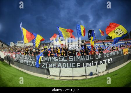 RUMÄNISCHE FANS WÄHREND DER U2-QUALIFIKATIONSSPIELE RUMÄNIEN GEGEN MONTENEGRO U21 SLOWAKEI 2025, TARGOVISTE, RUMÄNIEN 06.09.2024 Stockfoto