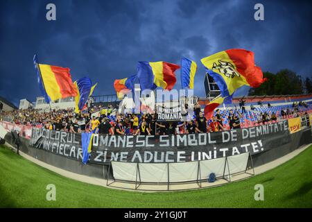 RUMÄNISCHE FANS WÄHREND DER U2-QUALIFIKATIONSSPIELE RUMÄNIEN GEGEN MONTENEGRO U21 SLOWAKEI 2025, TARGOVISTE, RUMÄNIEN 06.09.2024 Stockfoto