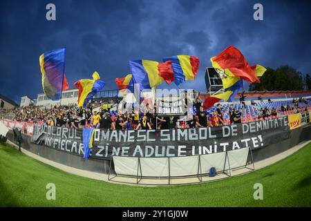 RUMÄNISCHE FANS WÄHREND DER U2-QUALIFIKATIONSSPIELE RUMÄNIEN GEGEN MONTENEGRO U21 SLOWAKEI 2025, TARGOVISTE, RUMÄNIEN 06.09.2024 Stockfoto