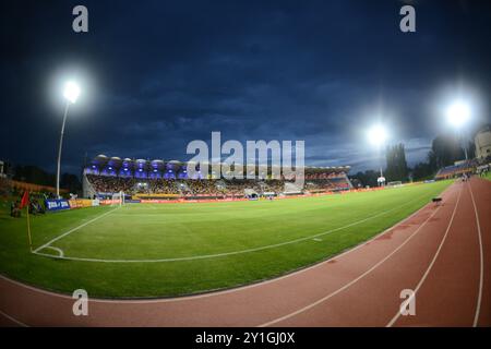 RUMÄNISCHE FANS WÄHREND DER U2-QUALIFIKATIONSSPIELE RUMÄNIEN GEGEN MONTENEGRO U21 SLOWAKEI 2025, TARGOVISTE, RUMÄNIEN 06.09.2024 Stockfoto