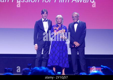 2024 La Biennalle, Lungomare Marconi, 30126 Lido di Venezia, Italien. September 2024. Die renommierte italienische Filmdesignerin Paola Comencini nimmt den Campari Award 2024 auf dem Filmfestival in Venedig entgegen. Quelle: ©Julia Mineeva/EGBN TV News/Alamy Live News Stockfoto