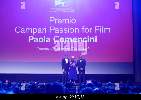 2024 La Biennalle, Lungomare Marconi, 30126 Lido di Venezia, Italien. September 2024. Die renommierte italienische Filmdesignerin Paola Comencini nimmt den Campari Award 2024 auf dem Filmfestival in Venedig entgegen. Quelle: ©Julia Mineeva/EGBN TV News/Alamy Live News Stockfoto