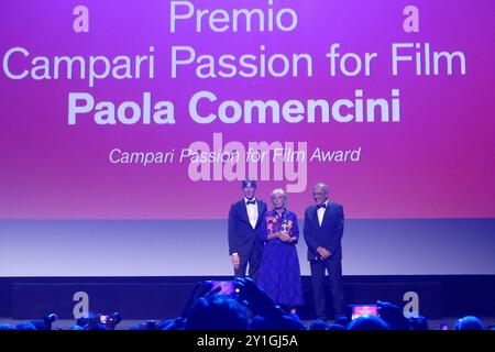 2024 La Biennalle, Lungomare Marconi, 30126 Lido di Venezia, Italien. September 2024. Die renommierte italienische Filmdesignerin Paola Comencini nimmt den Campari Award 2024 auf dem Filmfestival in Venedig entgegen. Quelle: ©Julia Mineeva/EGBN TV News/Alamy Live News Stockfoto