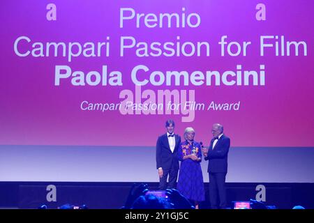 2024 La Biennalle, Lungomare Marconi, 30126 Lido di Venezia, Italien. September 2024. Die renommierte italienische Filmdesignerin Paola Comencini nimmt den Campari Award 2024 auf dem Filmfestival in Venedig entgegen. Quelle: ©Julia Mineeva/EGBN TV News/Alamy Live News Stockfoto