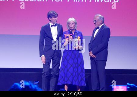 2024 La Biennalle, Lungomare Marconi, 30126 Lido di Venezia, Italien. September 2024. Die renommierte italienische Filmdesignerin Paola Comencini nimmt den Campari Award 2024 auf dem Filmfestival in Venedig entgegen. Quelle: ©Julia Mineeva/EGBN TV News/Alamy Live News Stockfoto