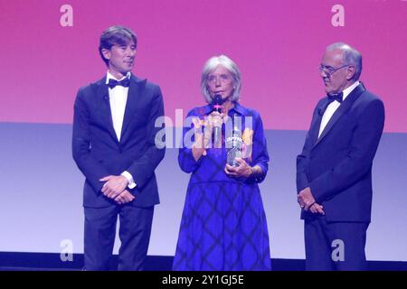 2024 La Biennalle, Lungomare Marconi, 30126 Lido di Venezia, Italien. September 2024. Die renommierte italienische Filmdesignerin Paola Comencini nimmt den Campari Award 2024 auf dem Filmfestival in Venedig entgegen. Quelle: ©Julia Mineeva/EGBN TV News/Alamy Live News Stockfoto