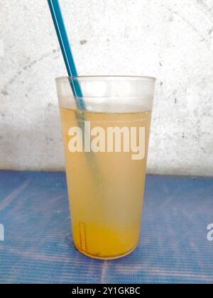 Auf orangefarbenem Eis in einem klaren Glas geschossen Stockfoto