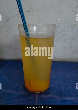 Auf orangefarbenem Eis in einem klaren Glas geschossen Stockfoto