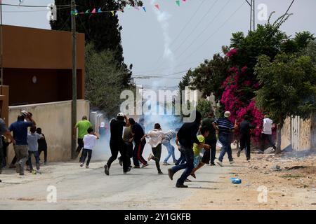 Palästinensische Demonstranten stoßen in der Stadt Kafr Qaddum im Westjordanland mit den israelischen Sicherheitskräften zusammen, während die israelische Armee versucht, ihre wöchentliche Demonstration gegen die israelische Trennmauer, die Beschlagnahme ihres Landes, die nahe gelegene israelische Siedlung Kadumin und die Schließung der Hauptstraße der Stadt 2003 zu unterdrücken. Die Straße wurde nach der Expansion der israelischen Siedlung Kedumin für die Palästinenser gesperrt, was ihre Bewegungen in ihrer Stadt stark einschränkte und die Reisezeit in die West Bank City Nablus, das nächste wirtschaftliche Zentrum, drastisch erhöhte Stockfoto